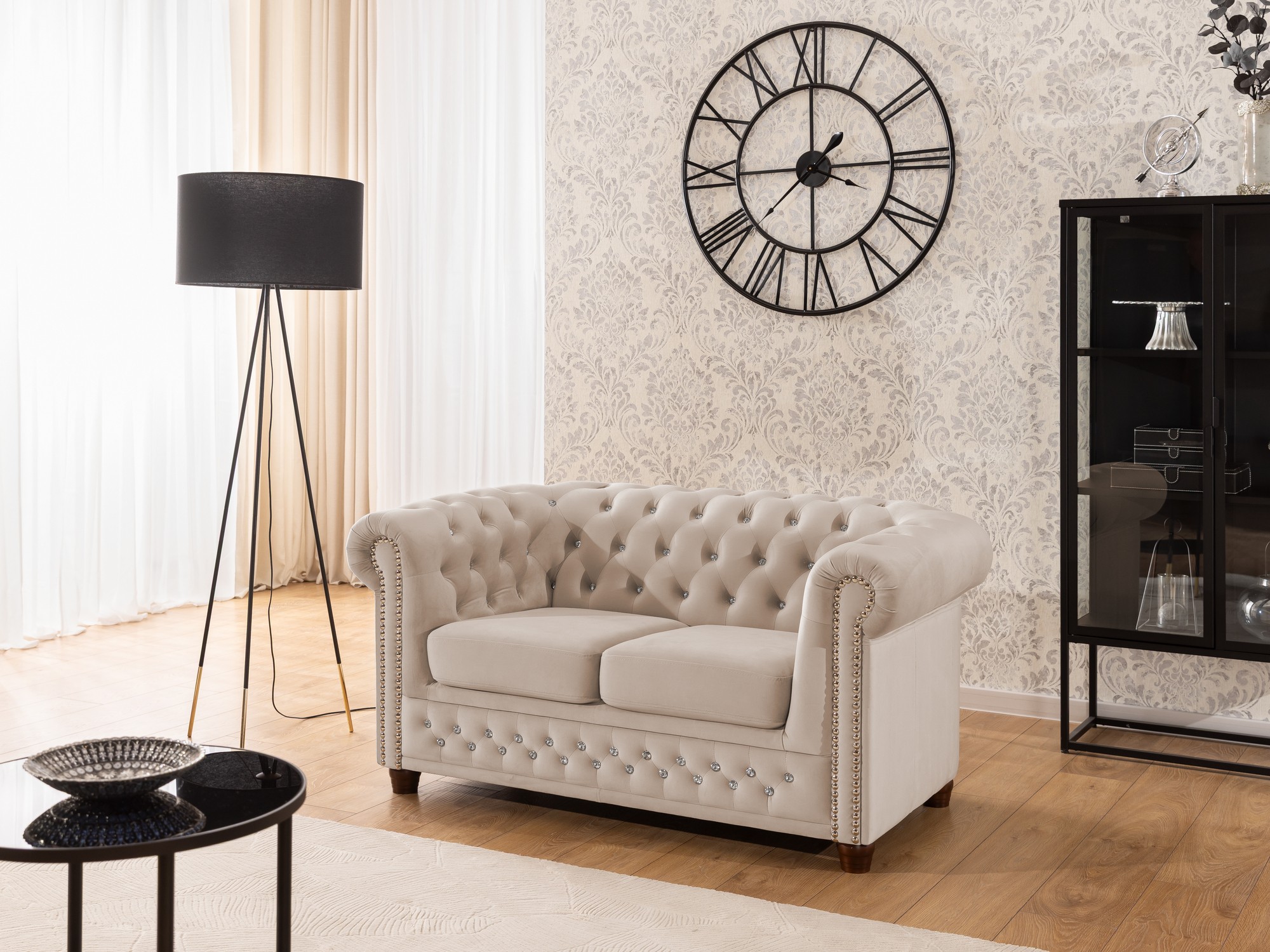 /uploads/product/cleo-blink-chesterfield-2-sitzer-sofa-aus-samt-mit-kristallsteppung-und-braunen-massivholzf-en-s-14dcd2d885.jpg